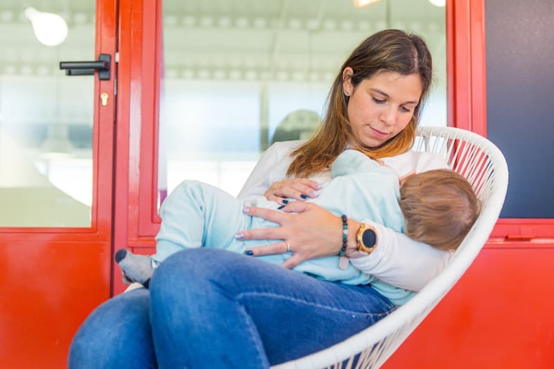 como-reducir-las-tomas-nocturnas-mama-y-peque-tomando-ok