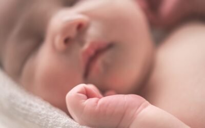 Mi bebé solo se duerme en brazos: por qué pasa y qué hacer