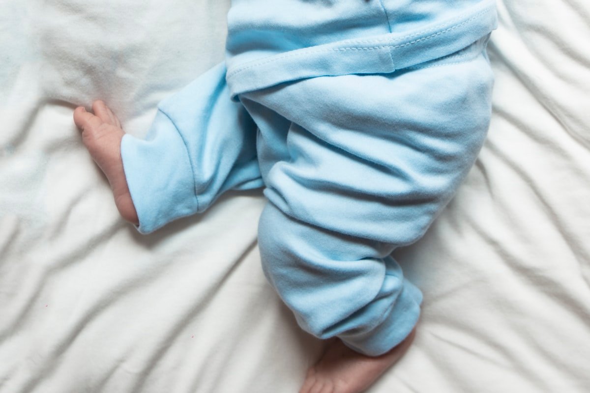 Bebé de pocos meses durmiendo Bebé de pocos meses durmiendo